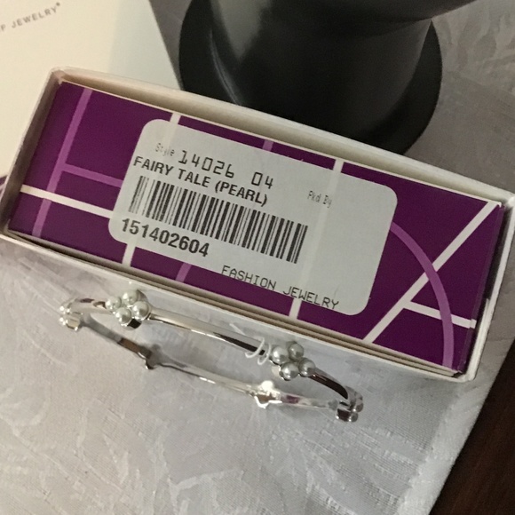 NWT Lia Sophia " Fairy Tale Pearl" Bangle Bracelet - Picture 6 of 6